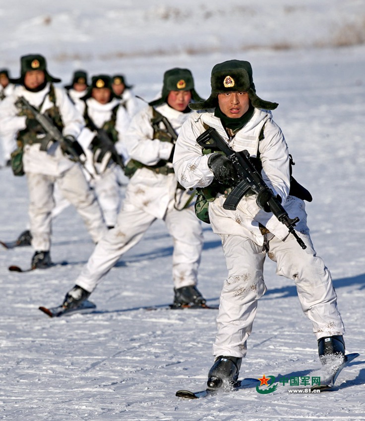 Border soldiers conduct skiing and shooting training