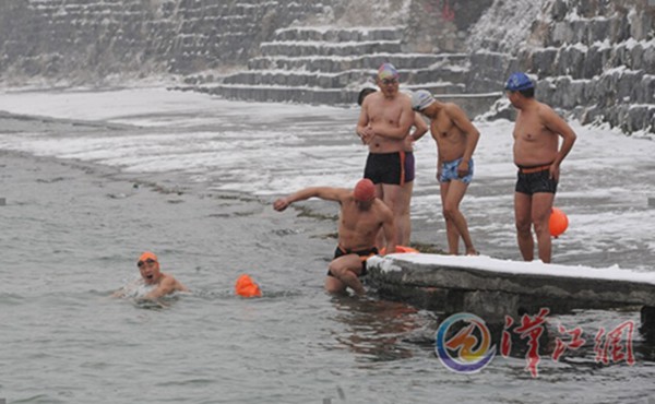 Winter-swimming enthusiasts have a good swim in the Hanjiang River