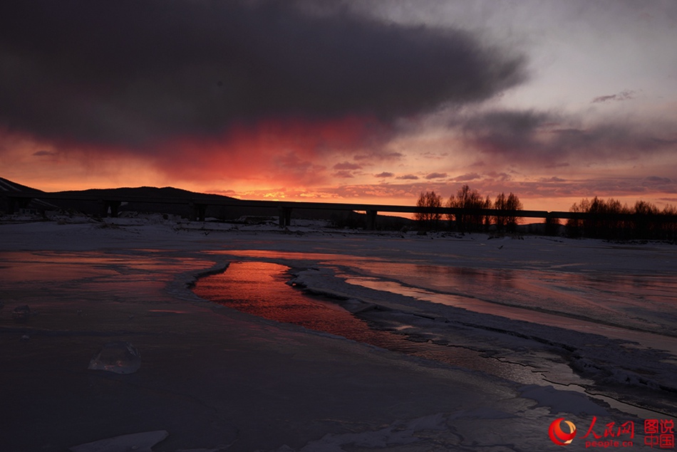 Fascinating sun glows over Greater Khingan Range