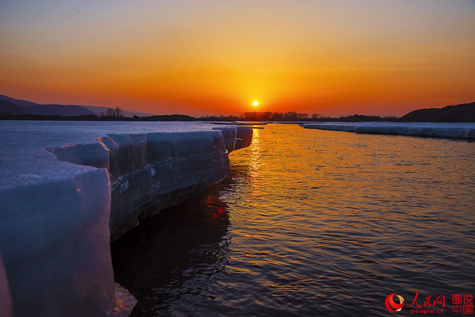 Fascinating sun glows over Greater Khingan Range