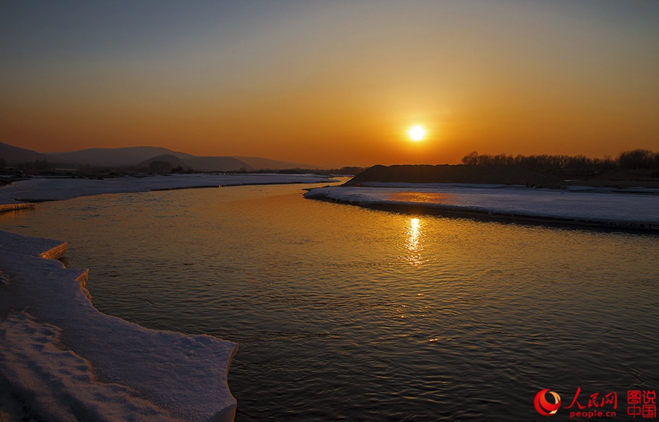 Fascinating sun glows over Greater Khingan Range