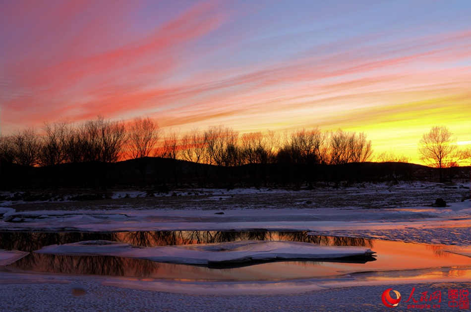 Fascinating sun glows over Greater Khingan Range