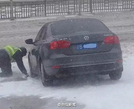 Traffic police kneeing on ground for rest