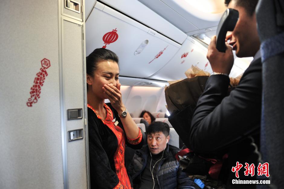 She said Yes! Flight attendant pulls off perfect airplane proposal on Valentine's Day