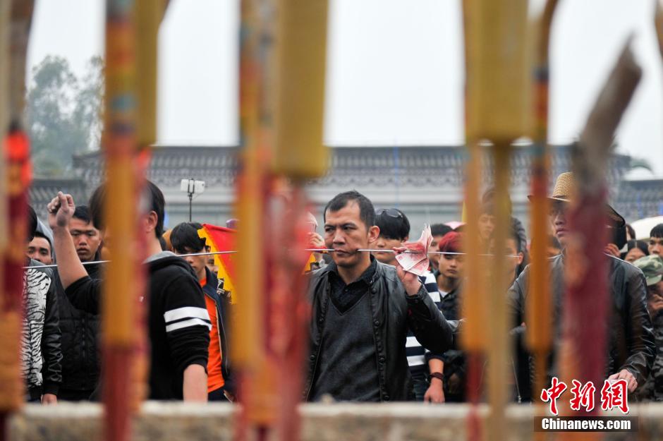 Stunning folk custom performance in Hainan: Silver stick puncturing through face