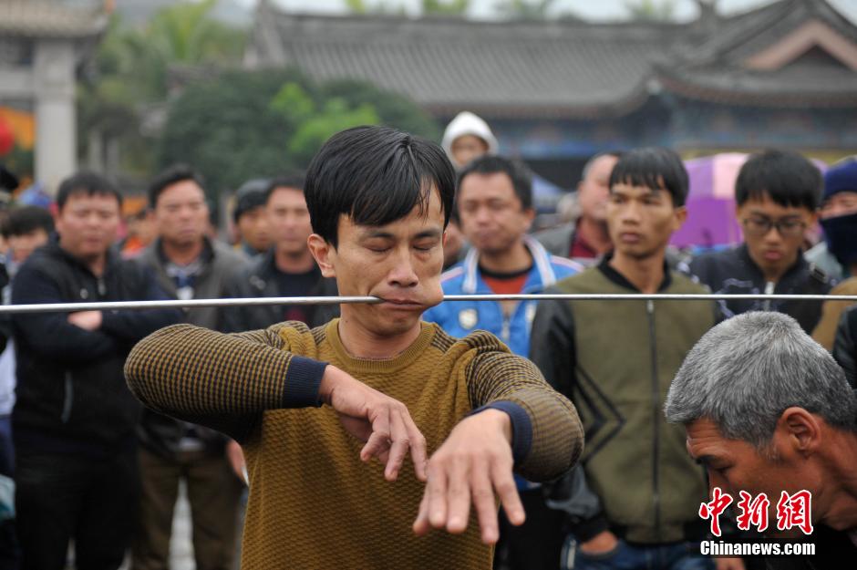 Stunning folk custom performance in Hainan: Silver stick puncturing through face