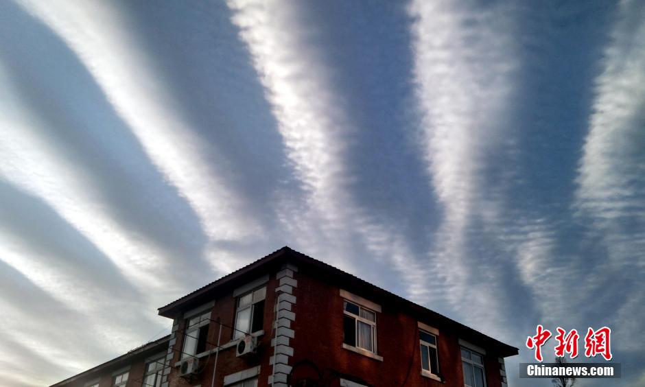 Splendid ribbon-like cloud seen in E China