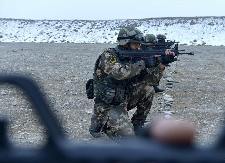 Soldiers stationed in Kashi conduct extreme training