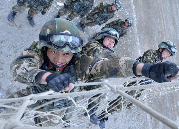 Soldiers stationed in Kashi conduct extreme training