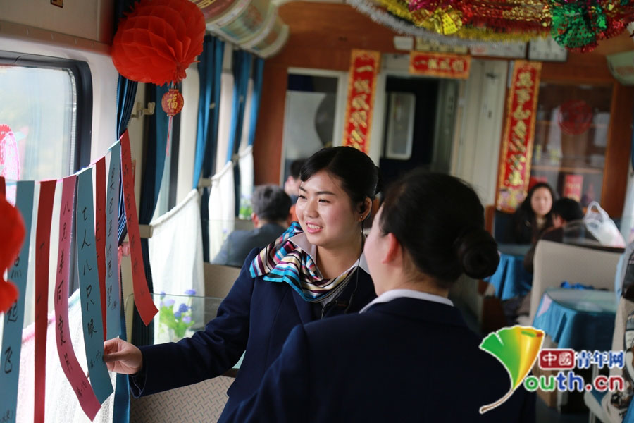 Train crew celebrates Lantern Festival with passengers