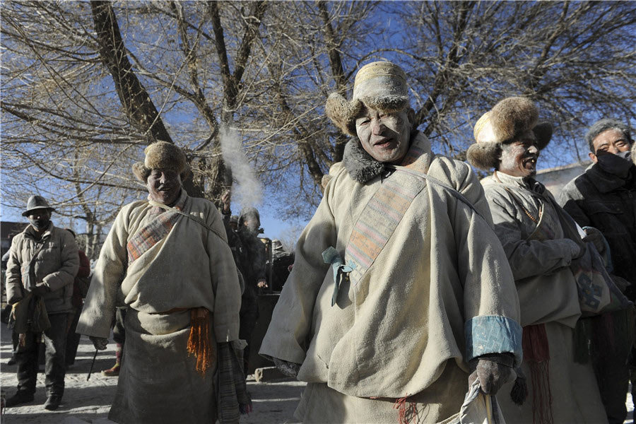 Tibetans spray zanba for new year blessings