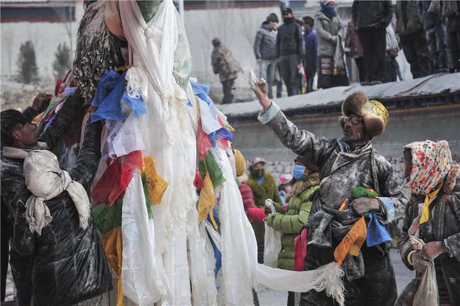 Tibetans spray zanba for new year blessings