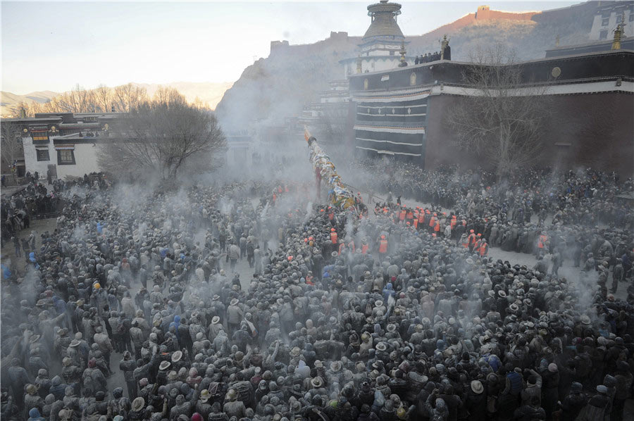 Tibetans spray zanba for new year blessings