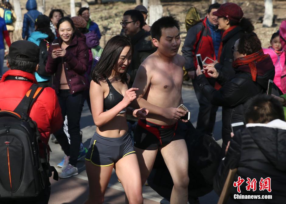 'Naked run' race held in Beijing