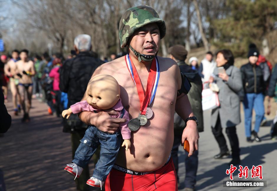 'Naked run' race held in Beijing