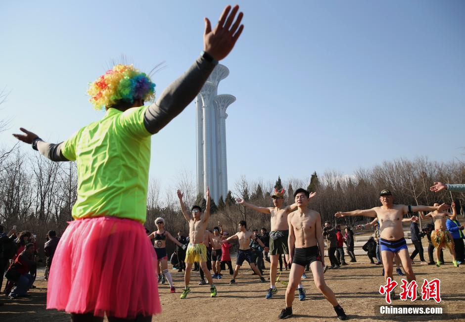 'Naked run' race held in Beijing