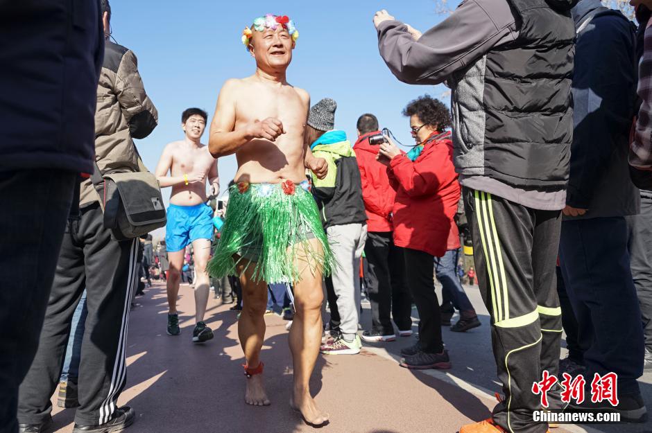 'Naked run' race held in Beijing