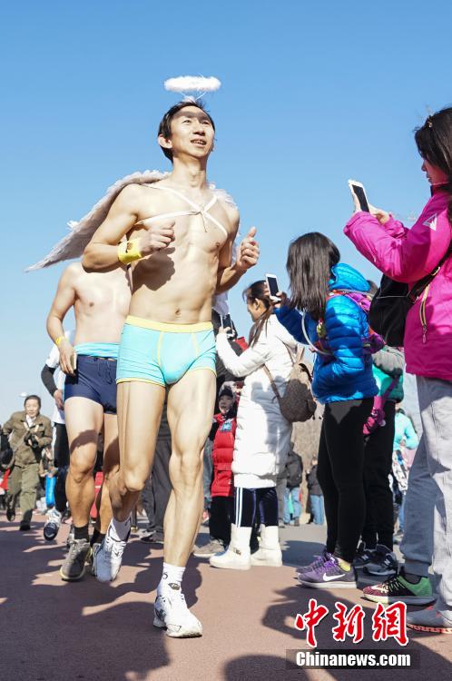 'Naked run' race held in Beijing