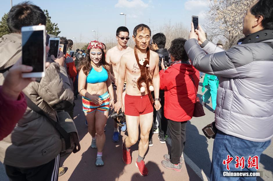 'Naked run' race held in Beijing