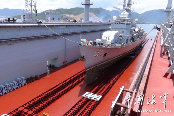 China's first self-propelled floating dock begins maiden voyage