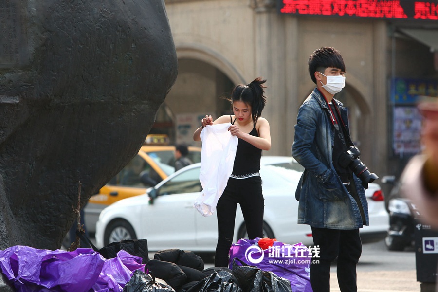 Do not look at me! Models change clothes on street in Hangzhou
