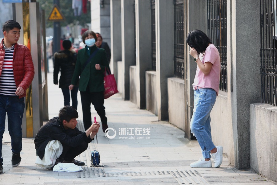 Do not look at me! Models change clothes on street in Hangzhou
