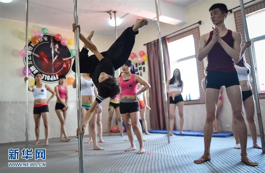 A professional class from a pole dancer of the national team