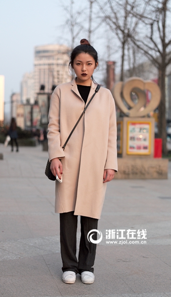 Women put on spring dresses in Hangzhou