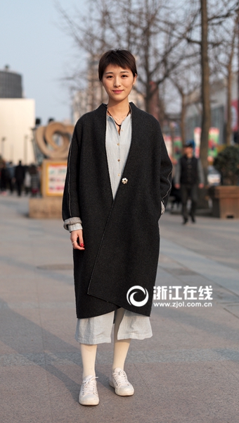 Women put on spring dresses in Hangzhou