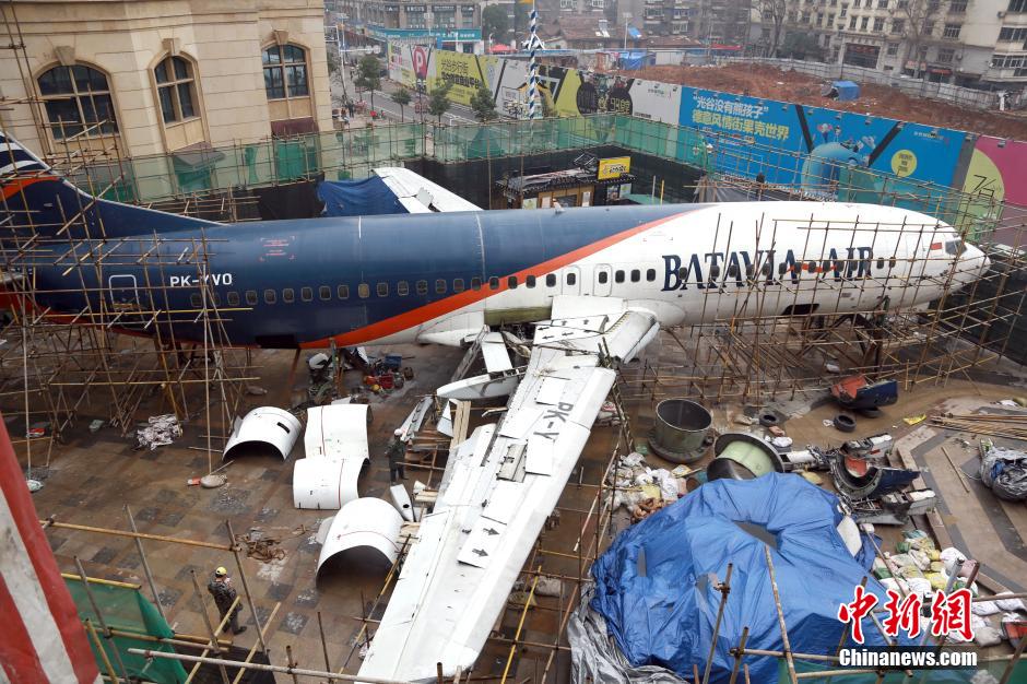 Boeing-737 'lands' in pedestrian street in C China