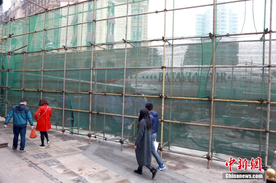 Boeing-737 'lands' in pedestrian street in C China