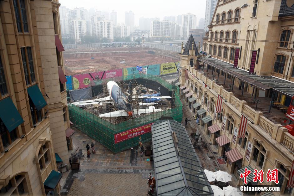 Boeing-737 'lands' in pedestrian street in C China