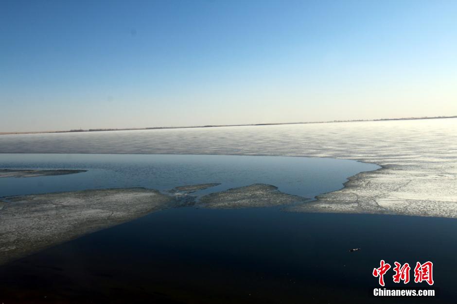 Ice melts in Asia's largest desert reservoir