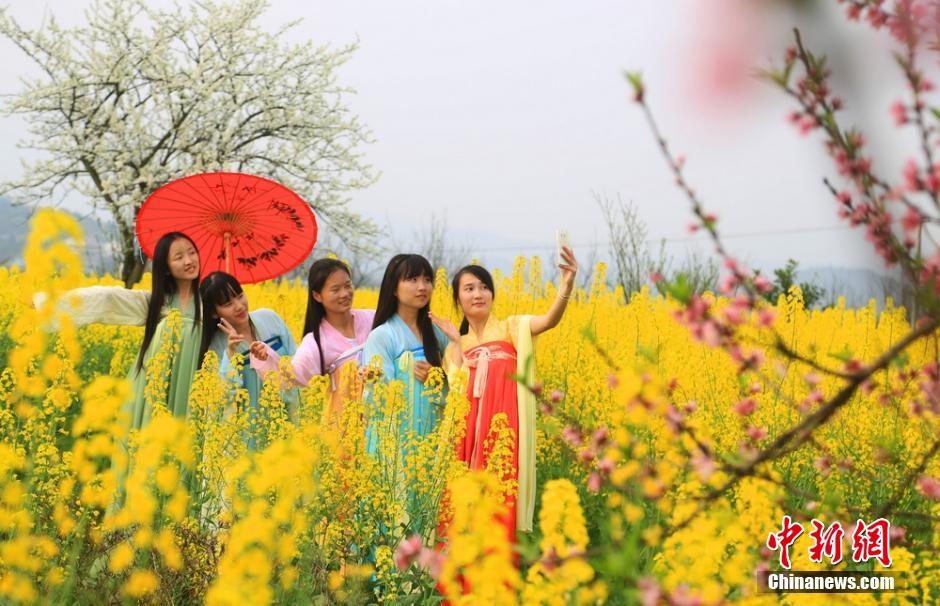 Hanfu show on 'Girl's Day' in C. China