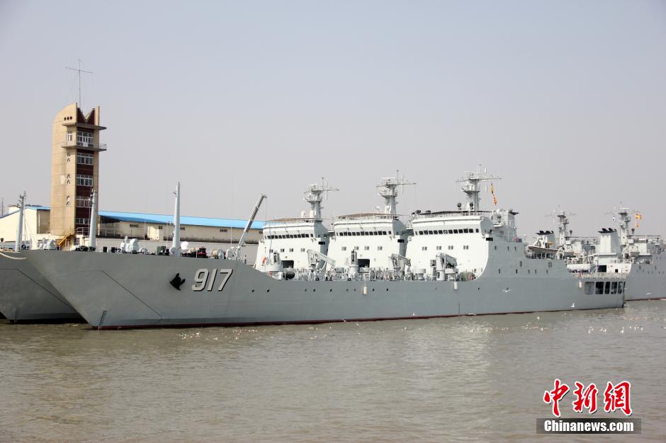 Three new-type tank landing ships join the East China Sea Fleet