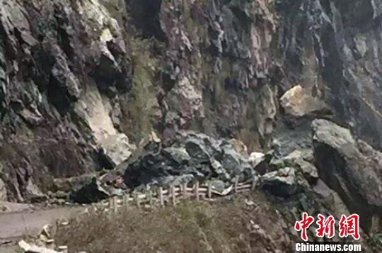 7 officials killed in rock slide on their way to an inspection