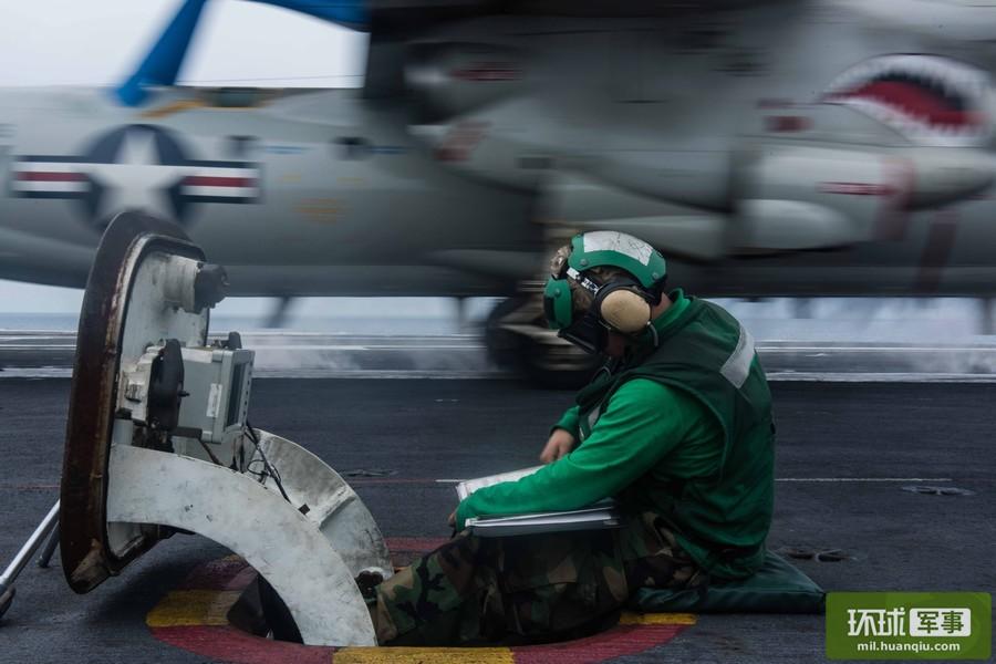 Chinese ships keep close watch on U.S. Navy aircraft carrier strike group in S. China Sea 