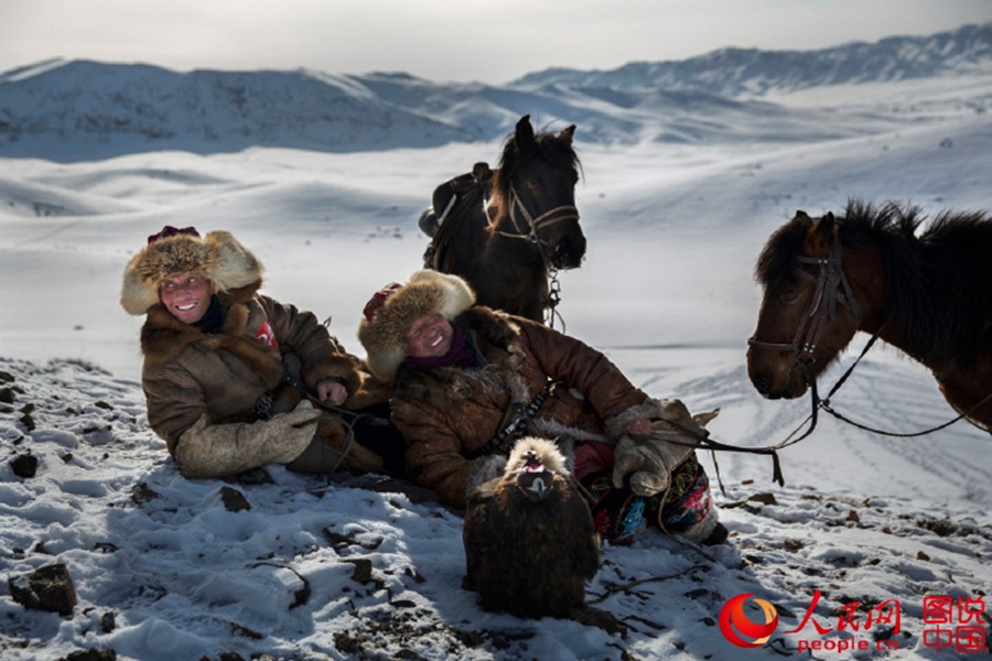 Charming folk customs in Kalajun Grassland
