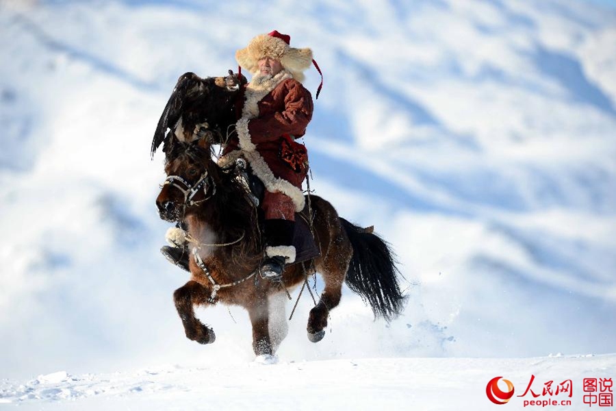 Charming folk customs in Kalajun Grassland
