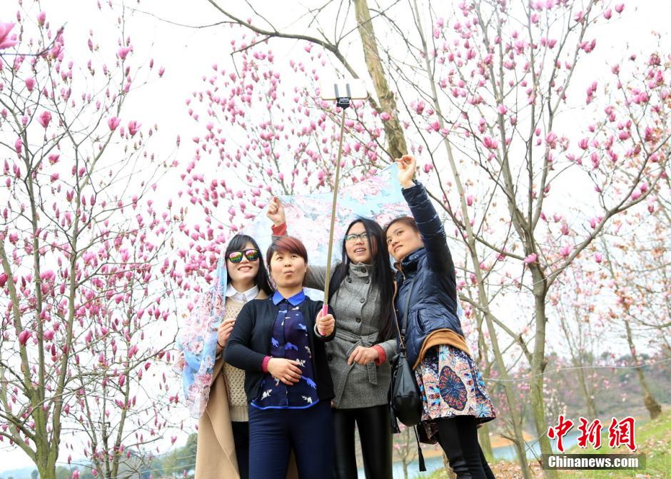 Young women wear traditional Hanfu to mark the Flower Festival in China