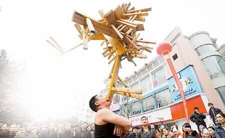 Man breaks Guinness Record by lifting up 24 benches with teeth