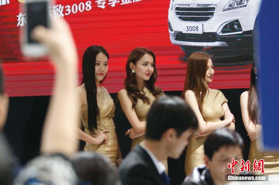 Models steal the light at Xinjiang auto show