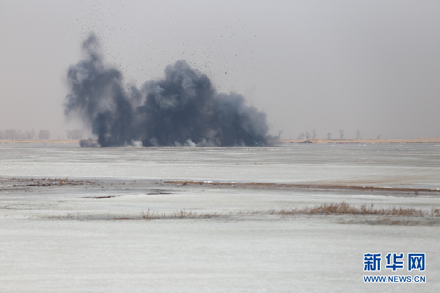 Warplanes bomb the Yellow River to break ice