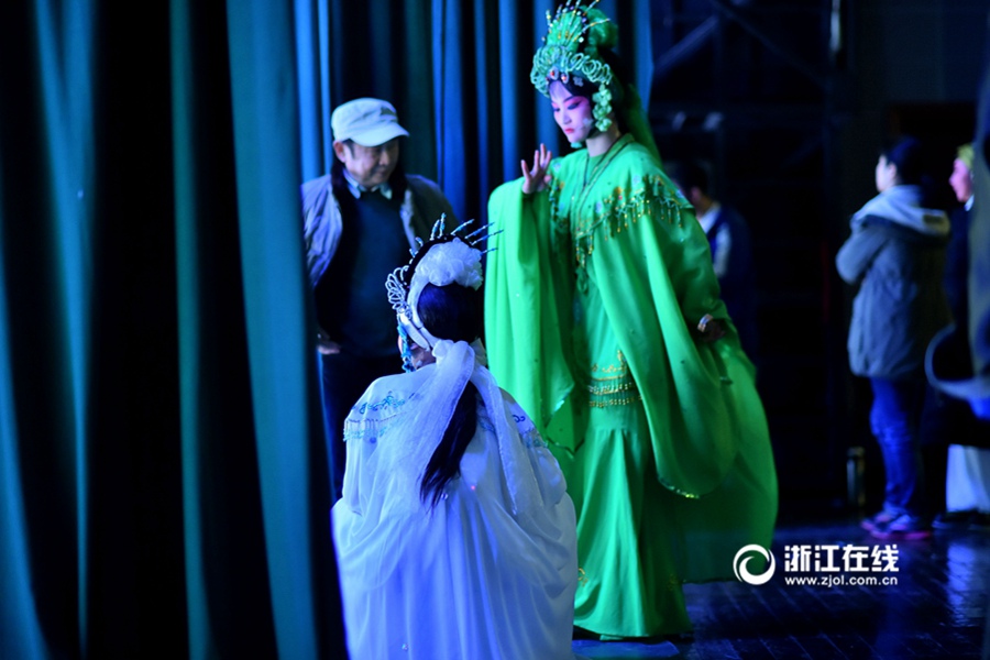 Primary school students pursue dream of Wuju opera
