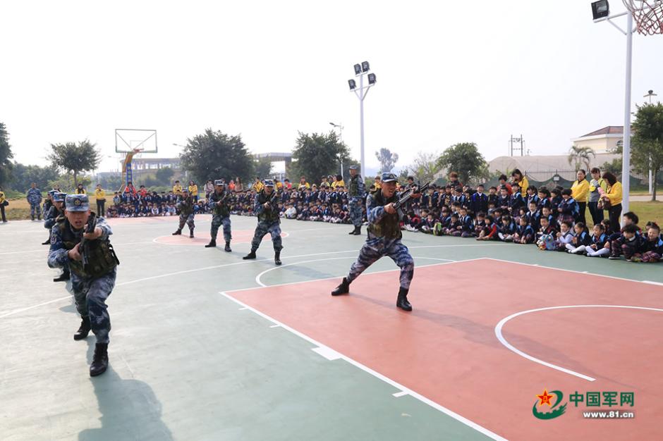 Children receive national defense education in E China 