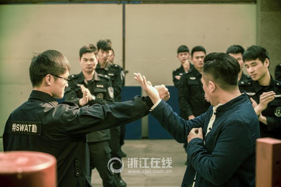 Police officers learn Wing Chun in E. China