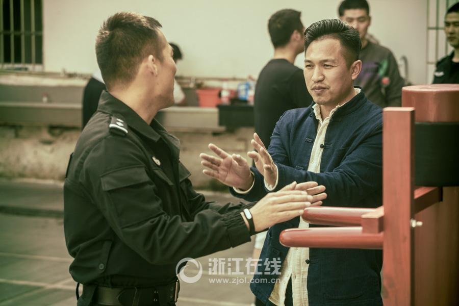 Police officers learn Wing Chun in E. China