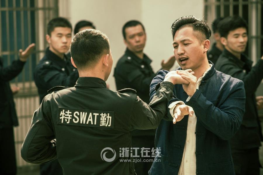 Police officers learn Wing Chun in E. China