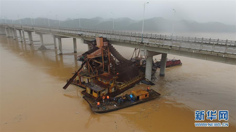 Pushed by flood, sand mining boat hits bridge in Jiangxi 