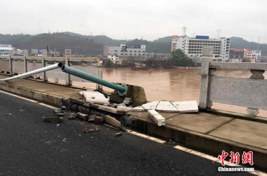 Pushed by flood, sand mining boat hits bridge in Jiangxi 